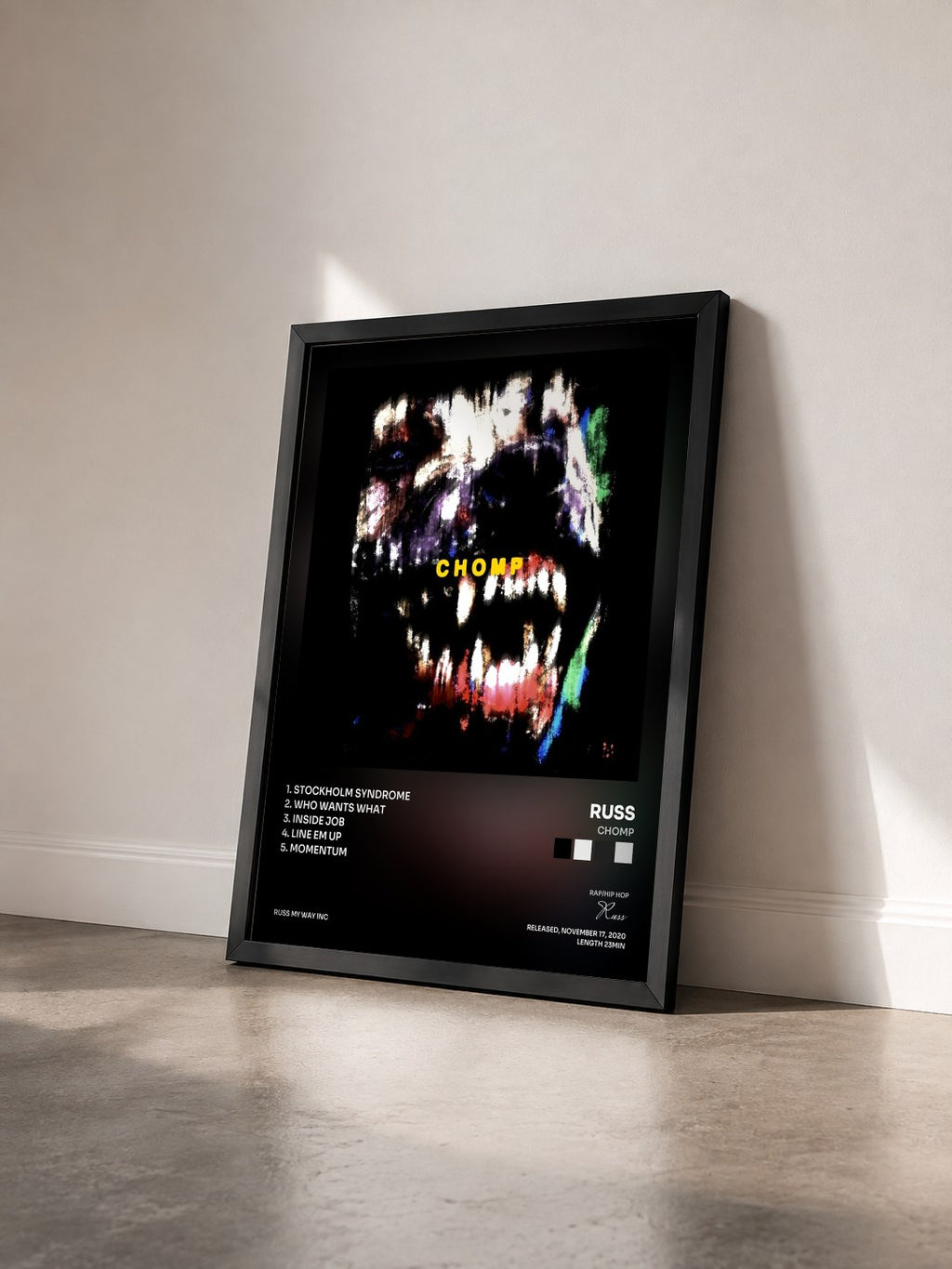 #noir Tableau de l'album CHOMP de Russ vu de trois quarts, cadre noir