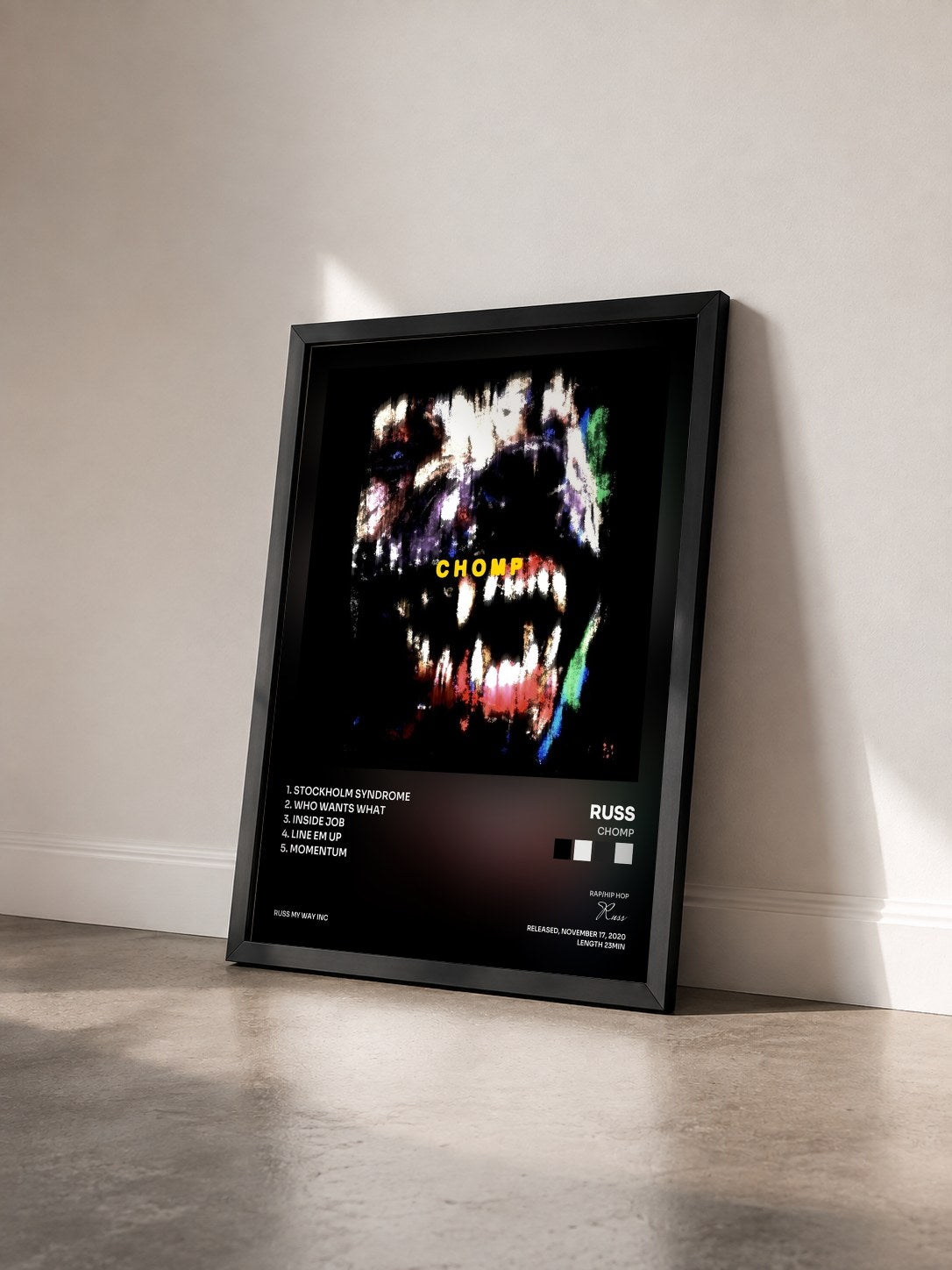 #noir Tableau de l'album CHOMP de Russ vu de trois quarts, cadre noir