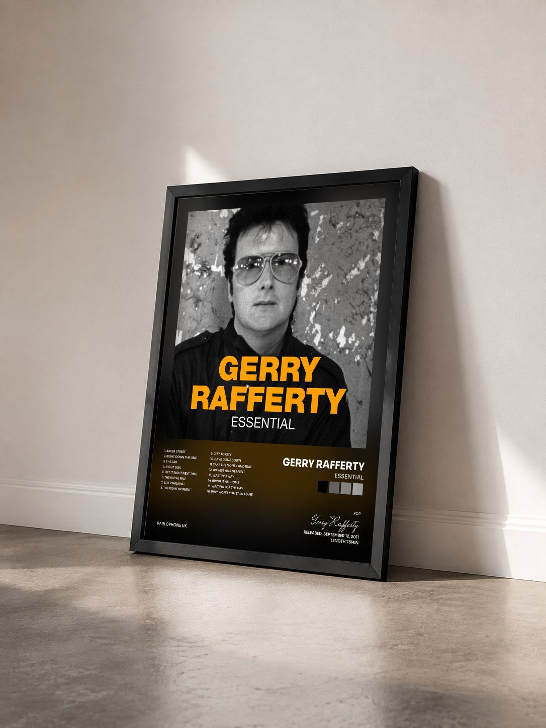 #noir Tableau de l'album Essential de Gerry Rafferty vu de trois quarts, cadre noir