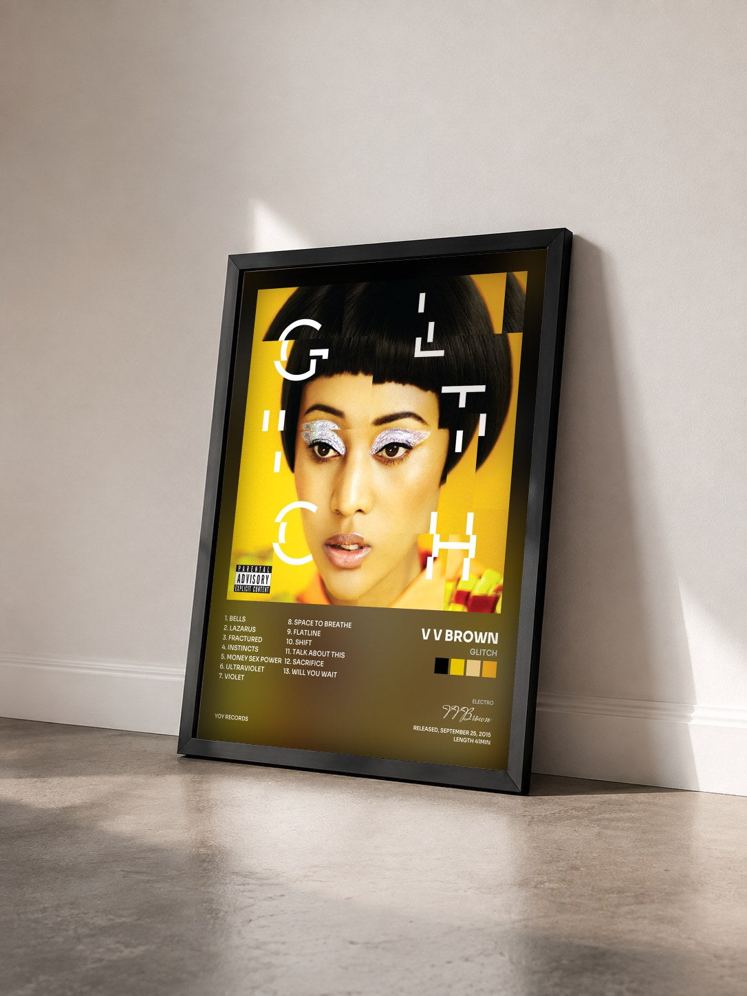 #noir Tableau de l'album Glitch de V V Brown vu de trois quarts, cadre noir