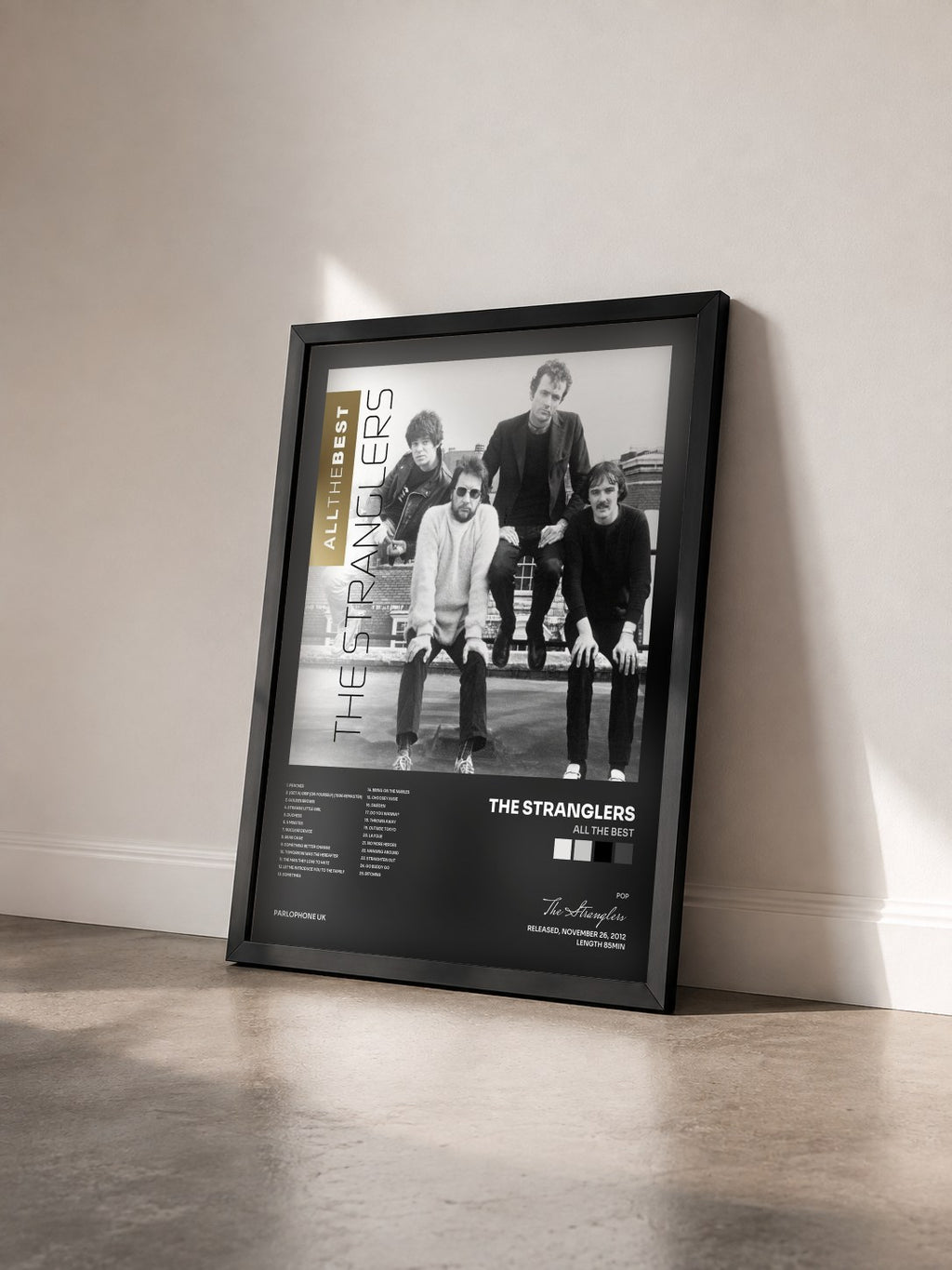 #noir Tableau de l'album All the Best de The Stranglers vu de trois quarts, cadre noir