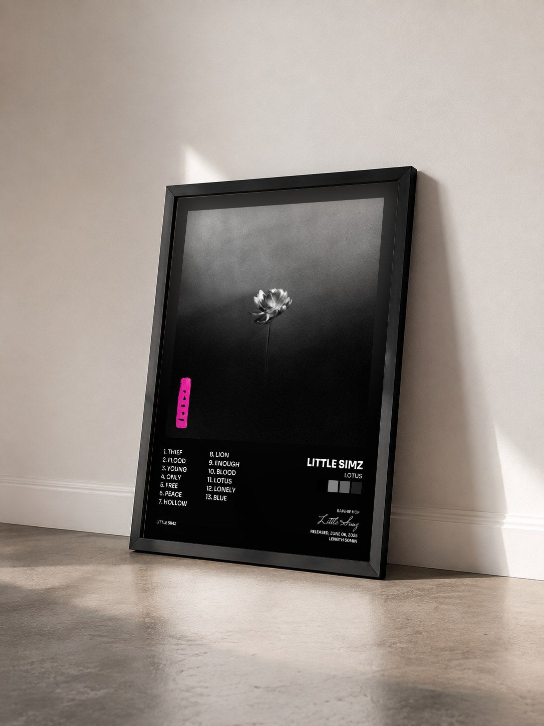 #noir Tableau de l'album Lotus de Little Simz vu de trois quarts, cadre noir