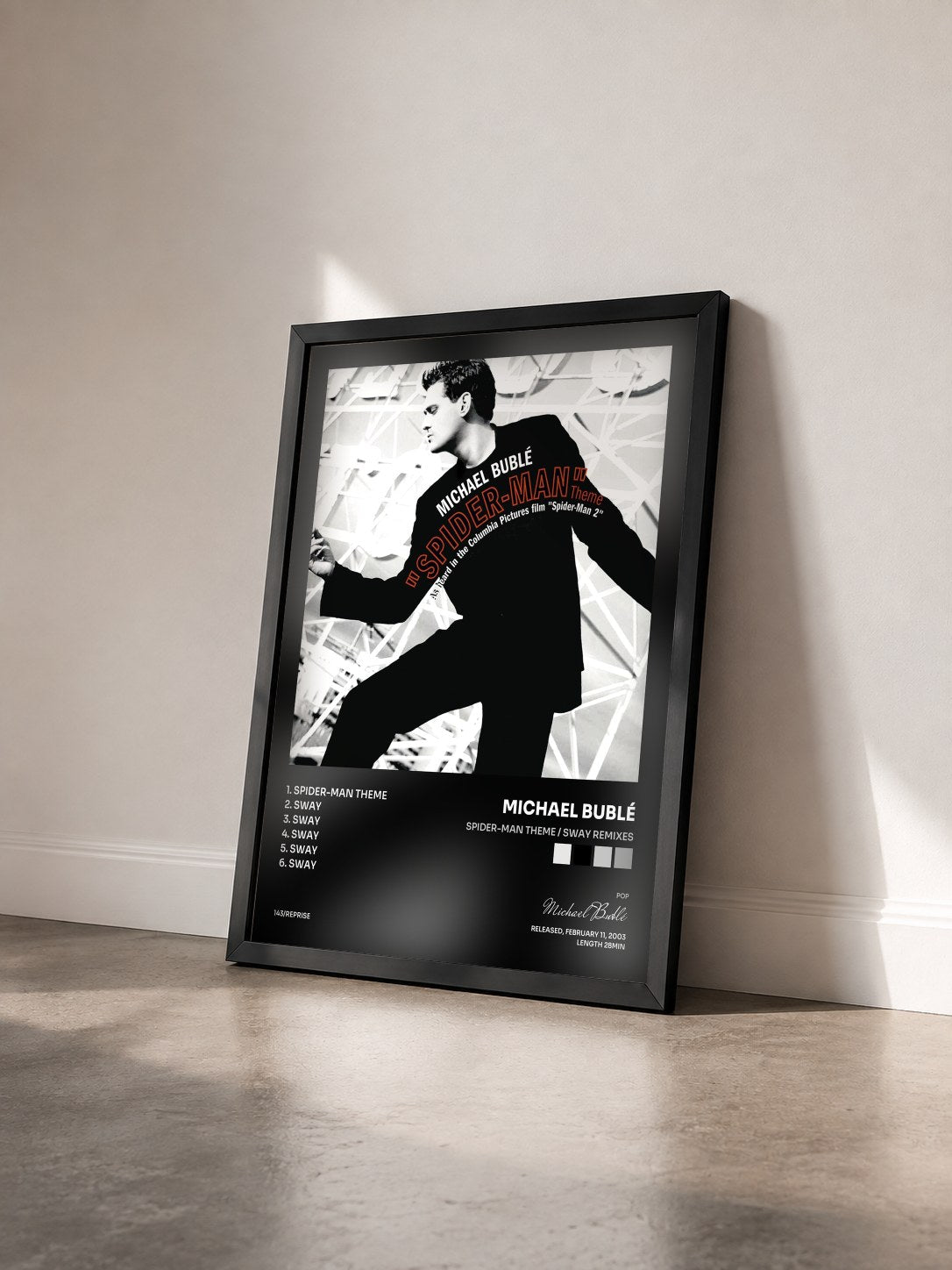 #noir Tableau de l'album Spider-Man Theme / Sway Remixes de Michael Bublé vu de trois quarts, cadre noir