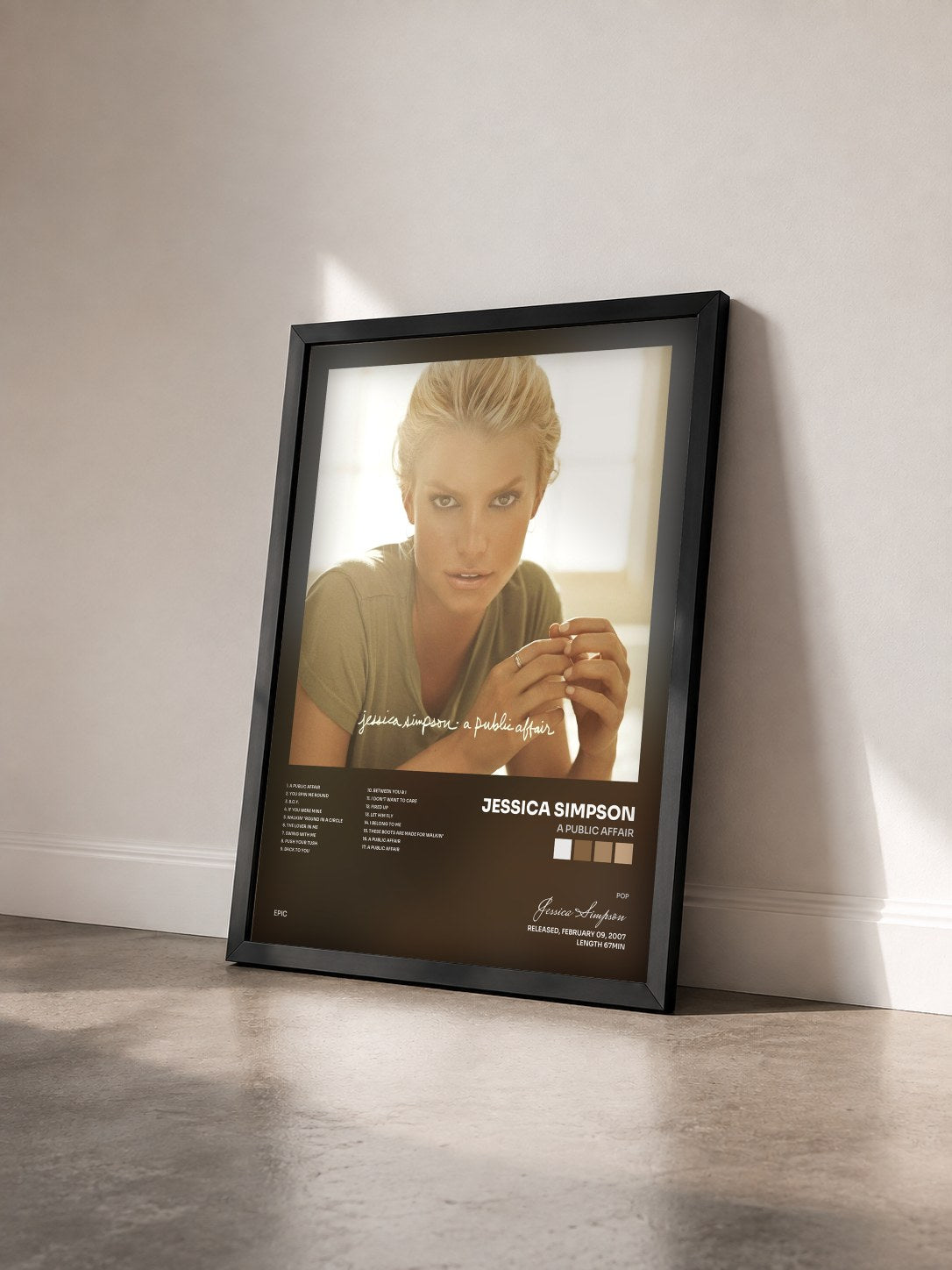 #noir Tableau de l'album A Public Affair de Jessica Simpson vu de trois quarts, cadre noir