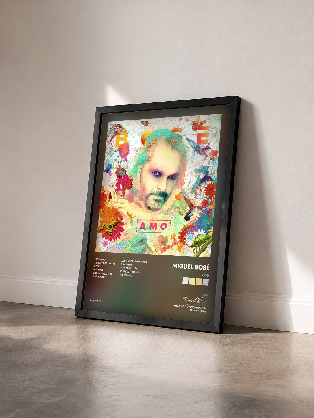 #noir Tableau de l'album Amo de Miguel Bosé vu de trois quarts, cadre noir