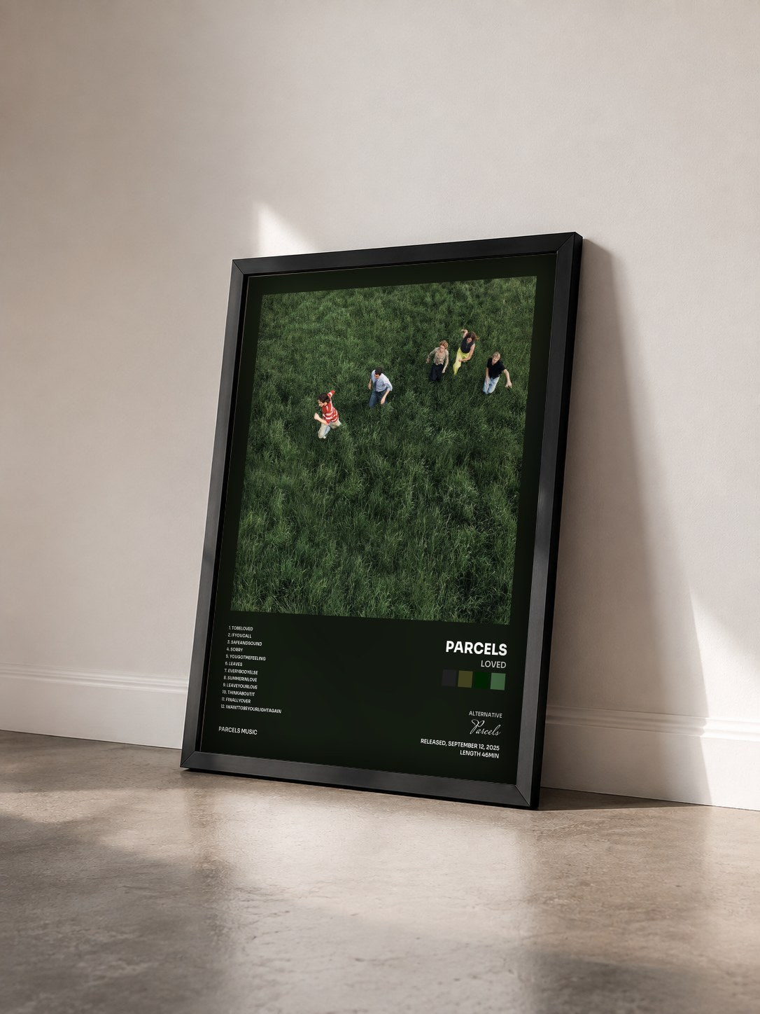 #noir Tableau de l'album LOVED de Parcels vu de trois quarts, cadre noir