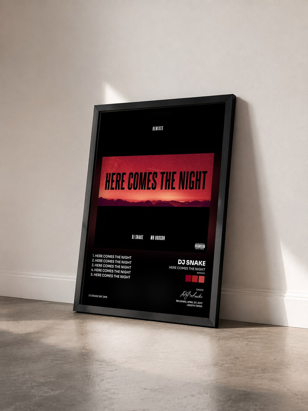 #noir Tableau de l'album Here Comes The Night (Remixes) de DJ Snake vu de trois quarts, cadre noir