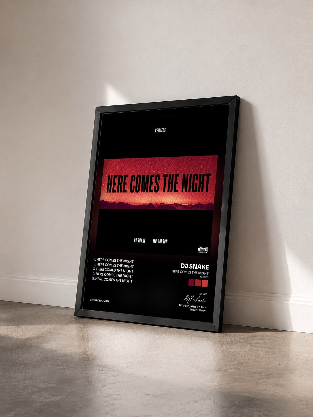 #noir Tableau de l'album Here Comes The Night (Remixes) de DJ Snake vu de trois quarts, cadre noir