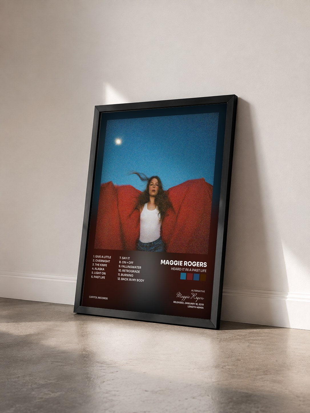 #noir Tableau de l'album Heard It In A Past Life de Maggie Rogers vu de trois quarts, cadre noir
