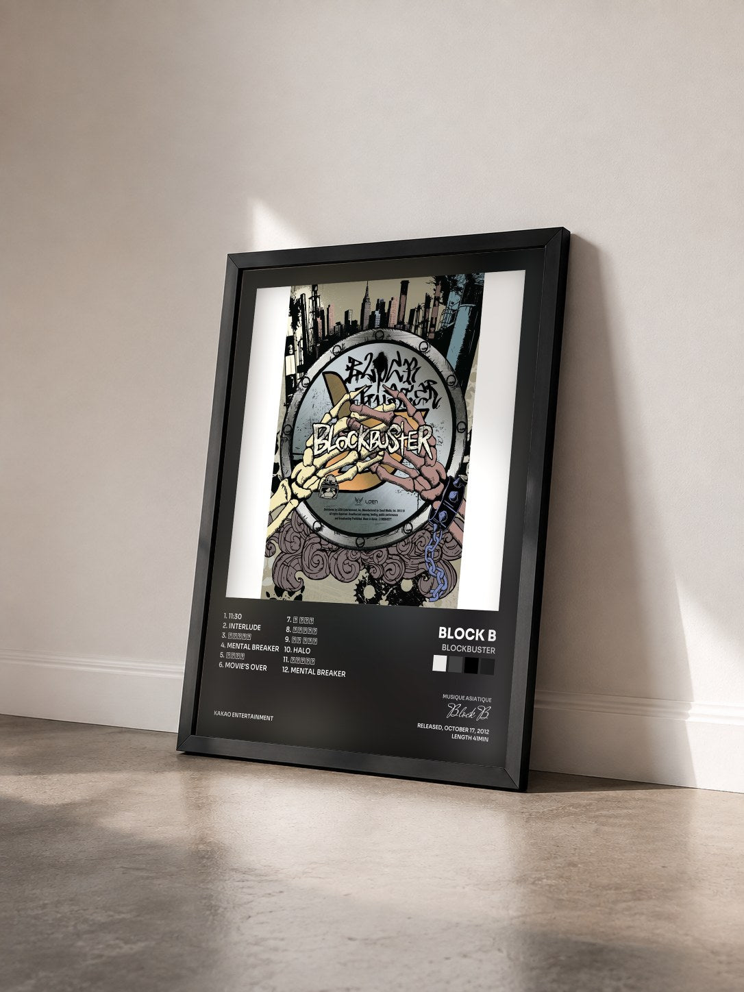 #noir Tableau de l'album BLOCKBUSTER de Block B vu de trois quarts, cadre noir
