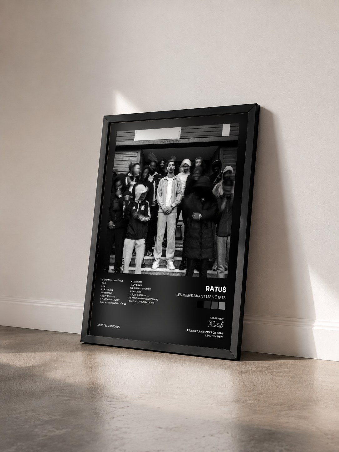 #noir Tableau de l'album Les miens avant les vôtres de Ratu$ vu de trois quarts, cadre noir
