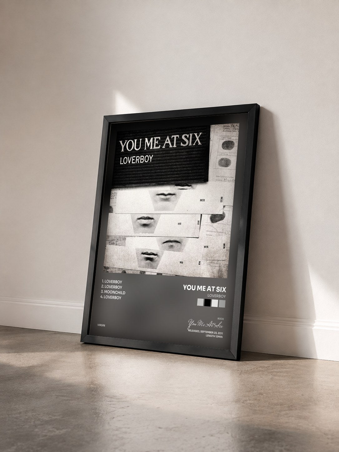 #noir Tableau de l'album Loverboy de You Me At Six vu de trois quarts, cadre noir