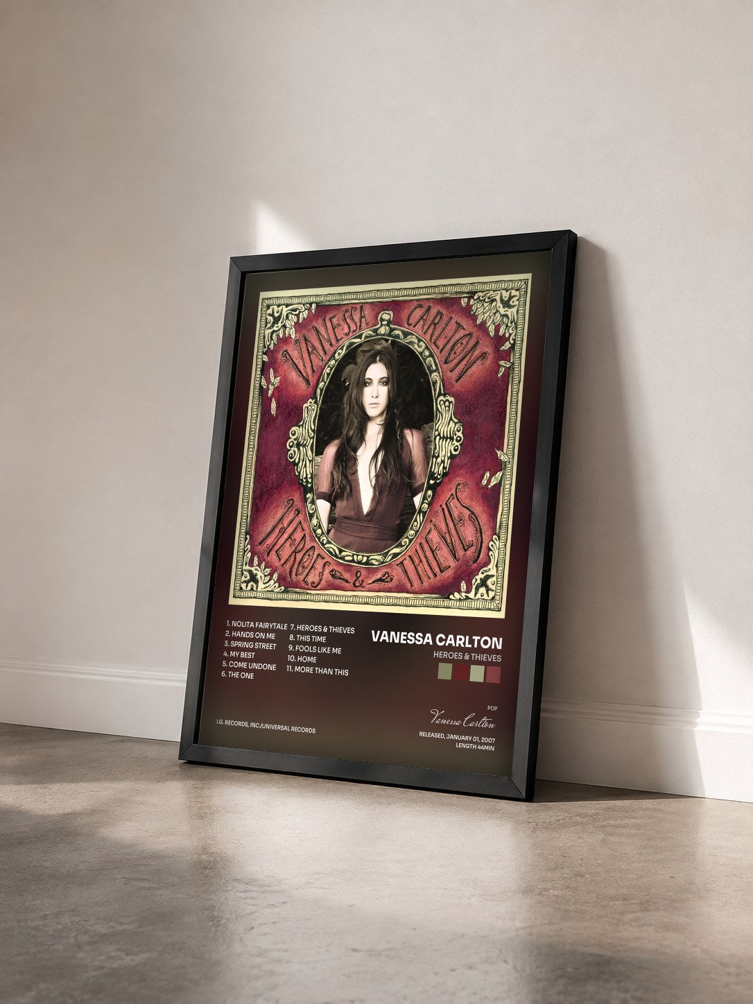 #noir Tableau de l'album Heroes & Thieves de Vanessa Carlton vu de trois quarts, cadre noir