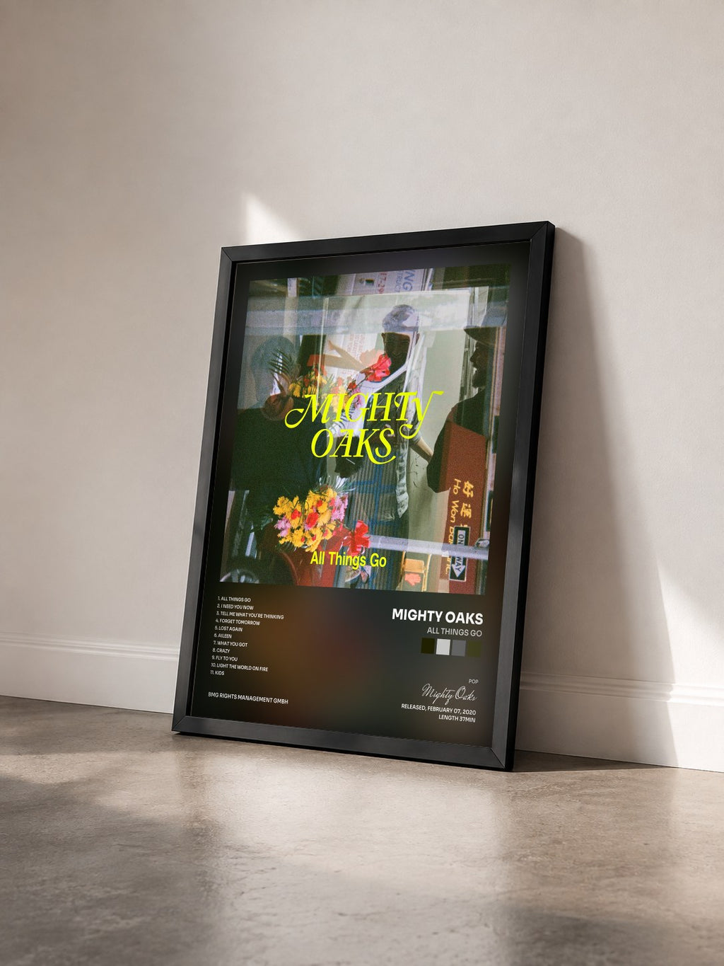 #noir Tableau de l'album All Things Go de Mighty Oaks vu de trois quarts, cadre noir