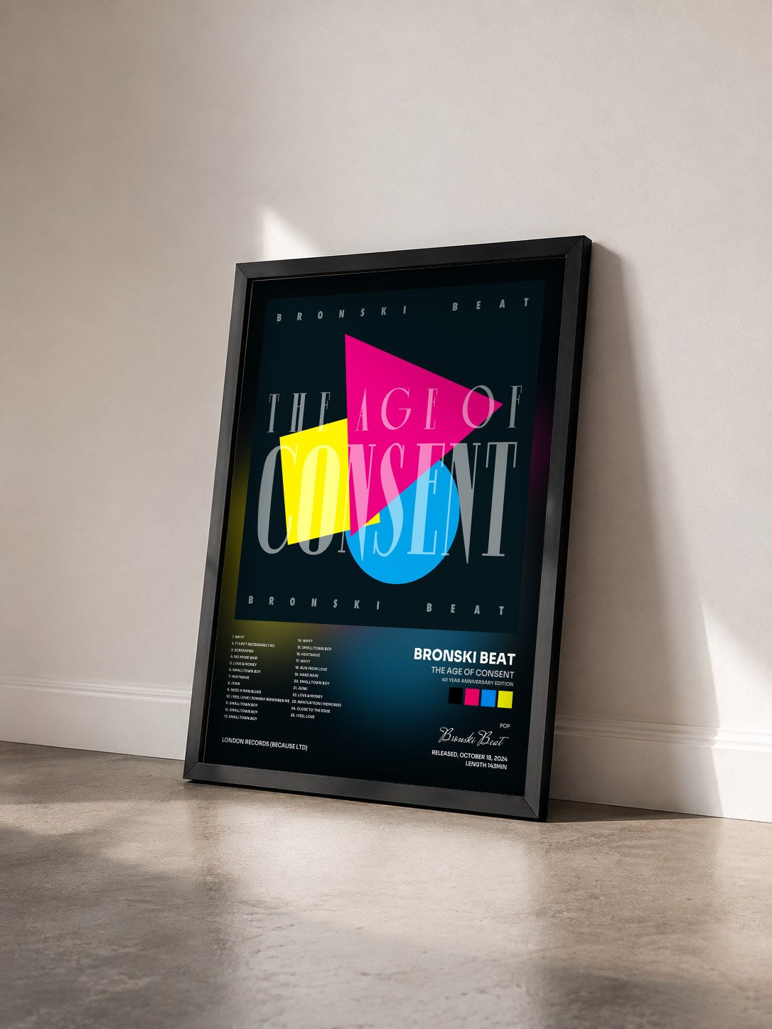 #noir Tableau de l'album The Age of Consent (40 Year Anniversary Edition) de Bronski Beat vu de trois quarts, cadre noir