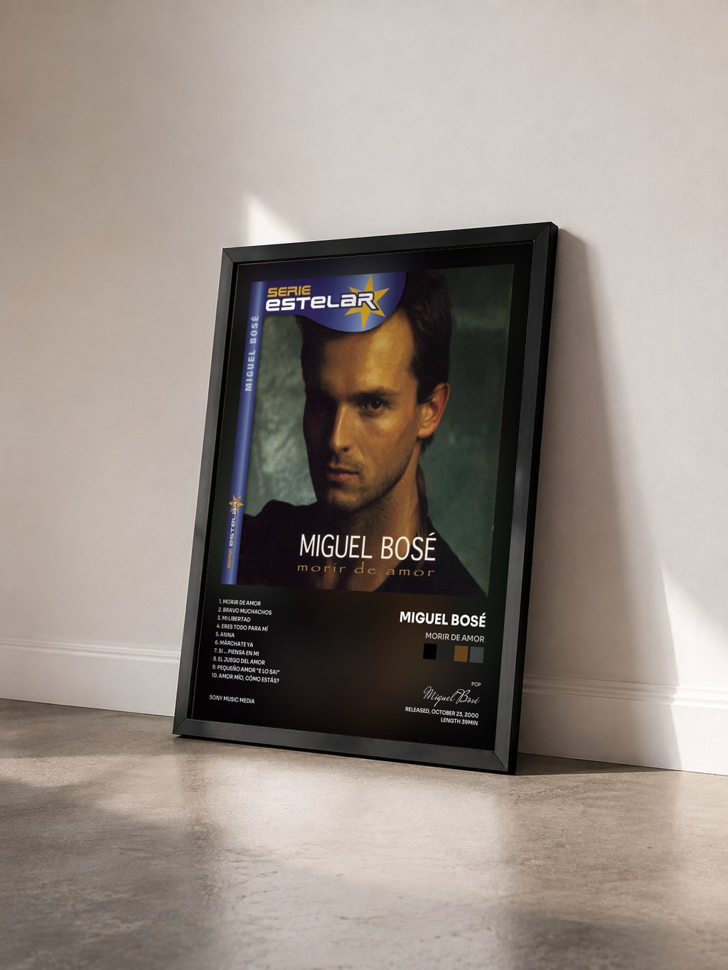 #noir Tableau de l'album Morir De Amor de Miguel Bosé vu de trois quarts, cadre noir