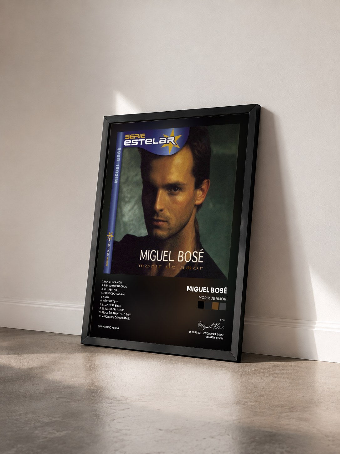 #noir Tableau de l'album Morir De Amor de Miguel Bosé vu de trois quarts, cadre noir