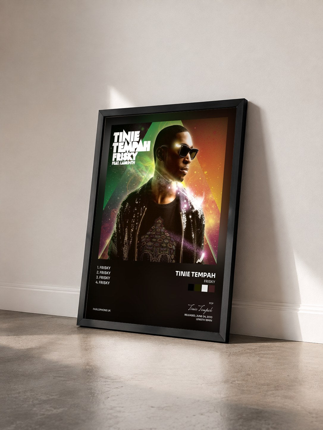 #noir Tableau de l'album Frisky de Tinie Tempah vu de trois quarts, cadre noir