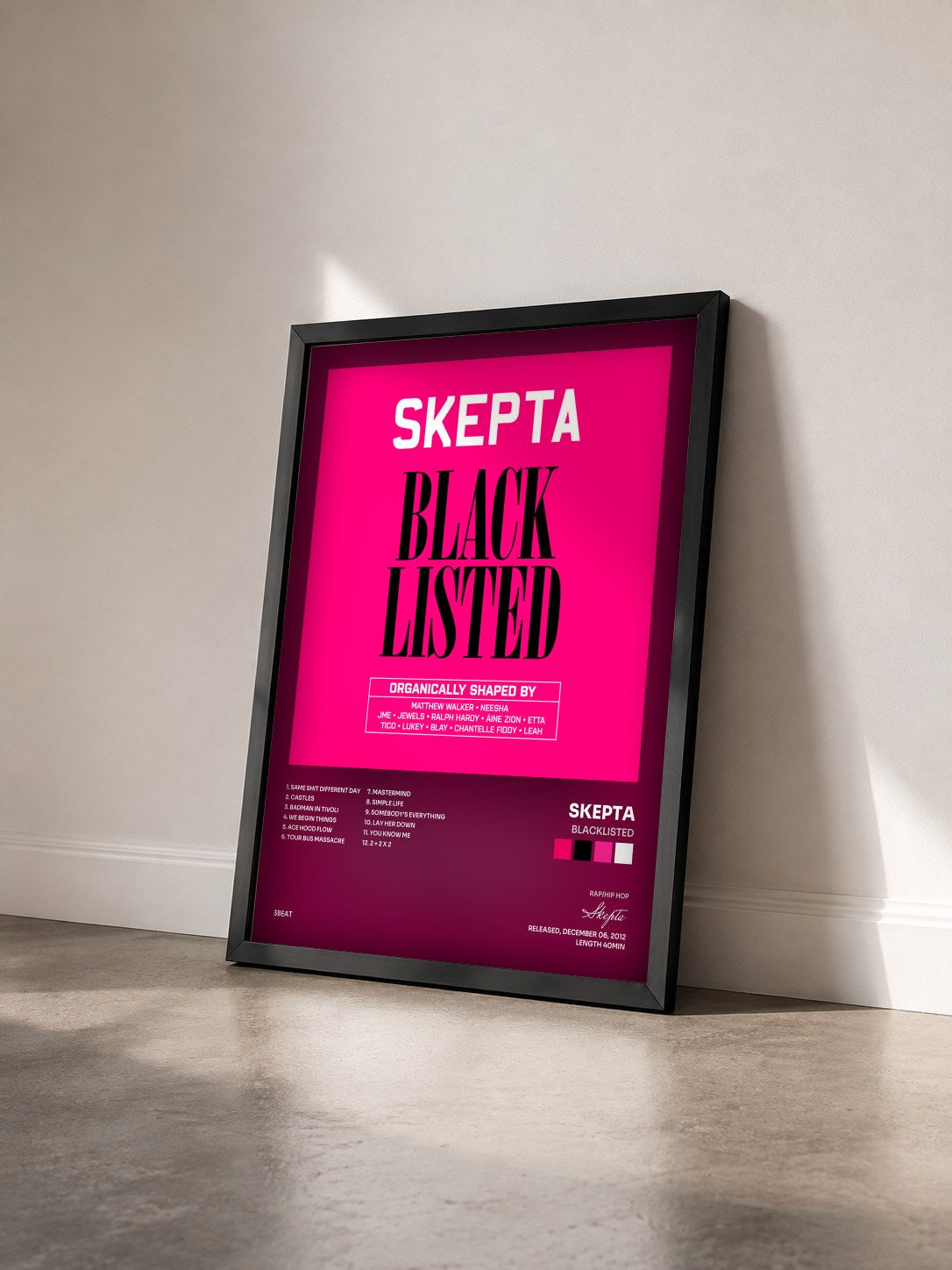 #noir Tableau de l'album Blacklisted de Skepta vu de trois quarts, cadre noir