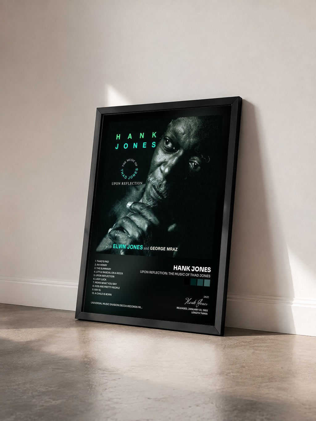 #noir Tableau de l'album Upon Reflection: The Music Of Thad Jones de Hank Jones vu de trois quarts, cadre noir