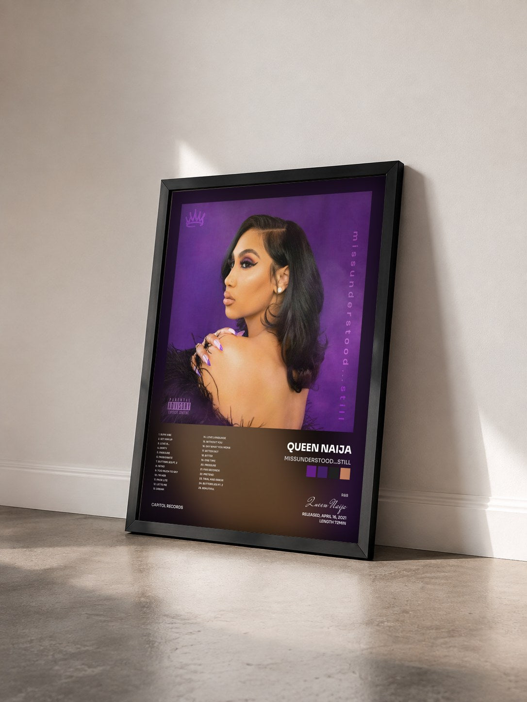 #noir Tableau de l'album missunderstood…still de Queen Naija vu de trois quarts, cadre noir