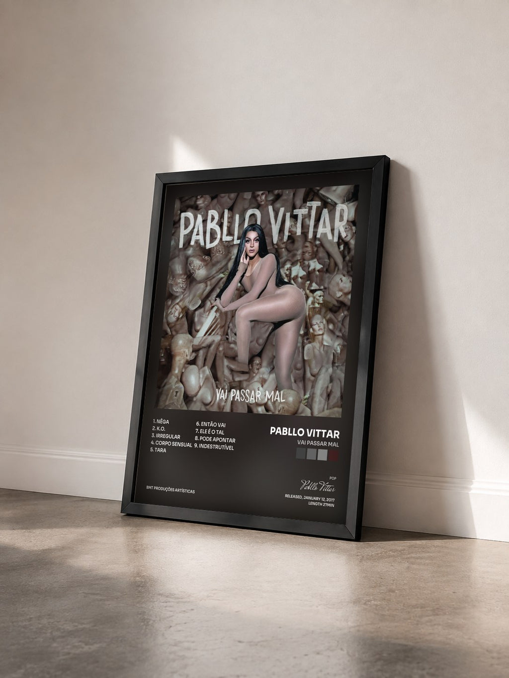 #noir Tableau de l'album Vai Passar Mal de Pabllo Vittar vu de trois quarts, cadre noir