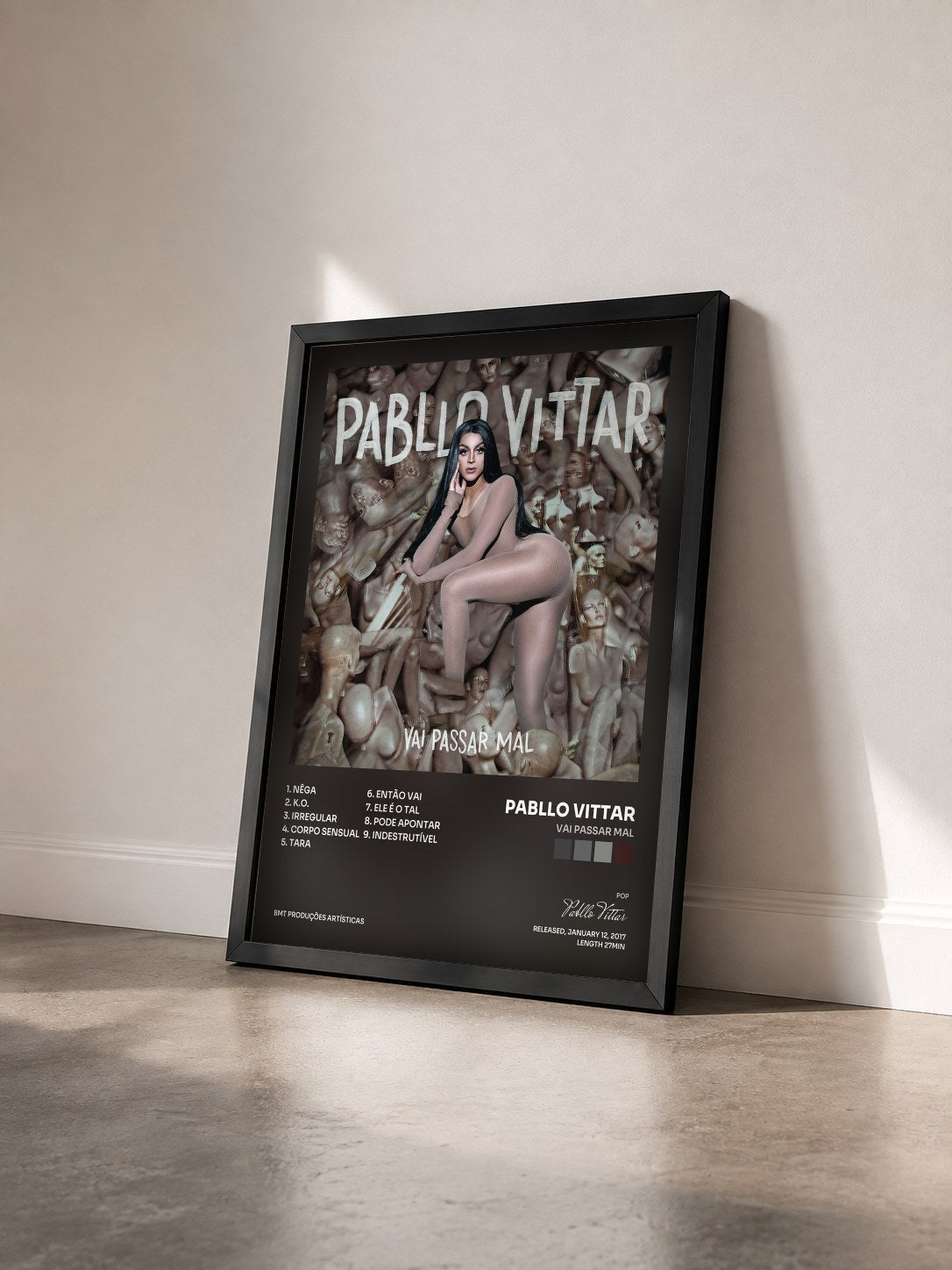 #noir Tableau de l'album Vai Passar Mal de Pabllo Vittar vu de trois quarts, cadre noir