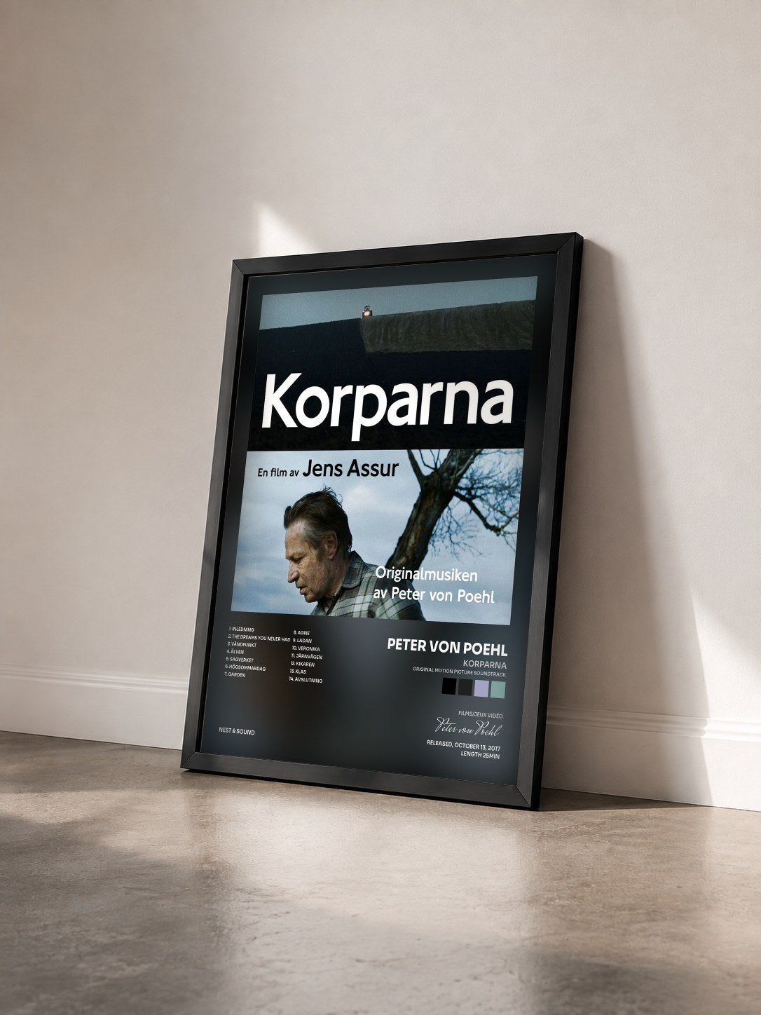 #noir Tableau de l'album Korparna (Original Motion Picture Soundtrack) de Peter von Poehl vu de trois quarts, cadre noir
