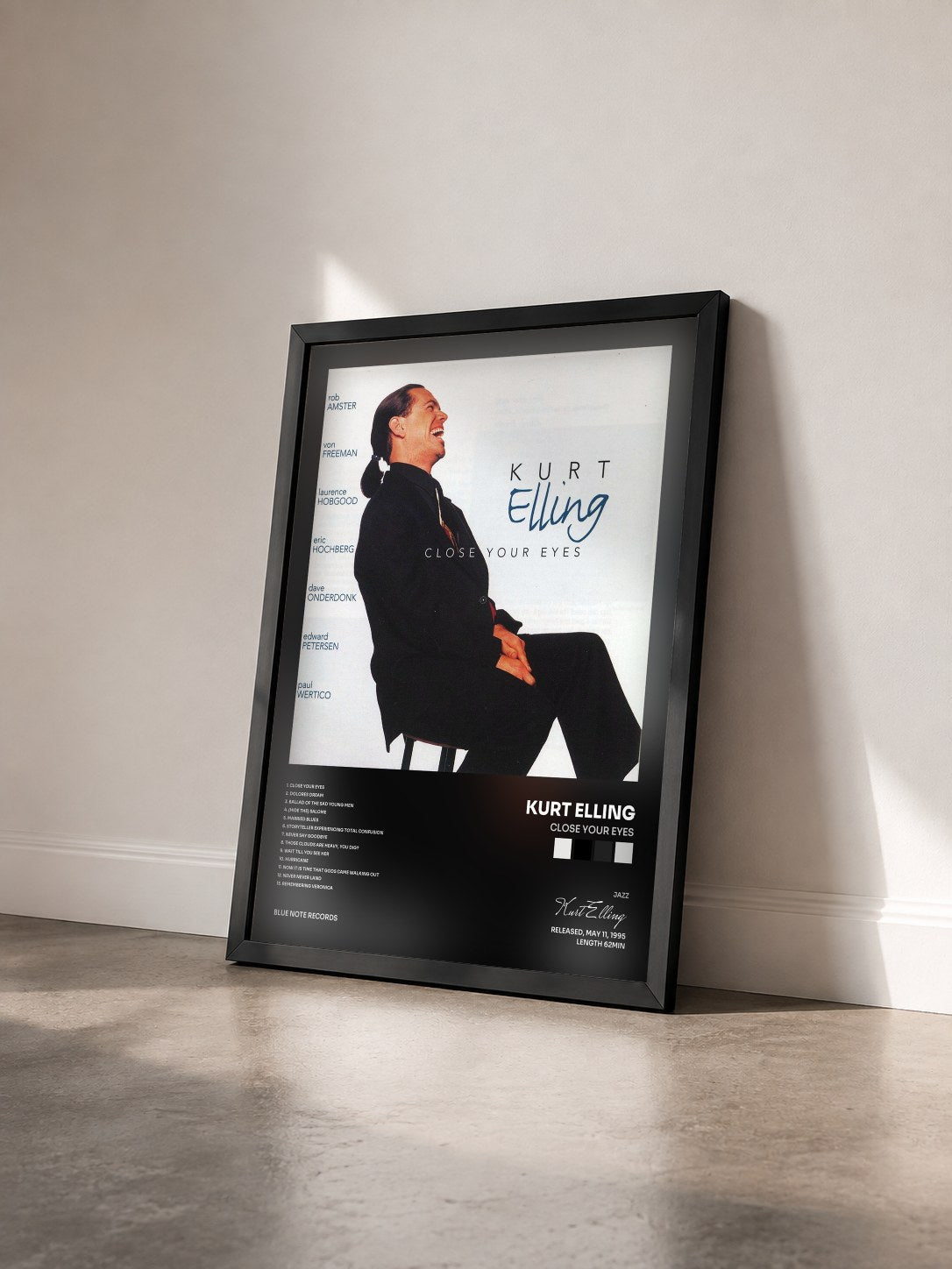 #noir Tableau de l'album Close Your Eyes de Kurt Elling vu de trois quarts, cadre noir
