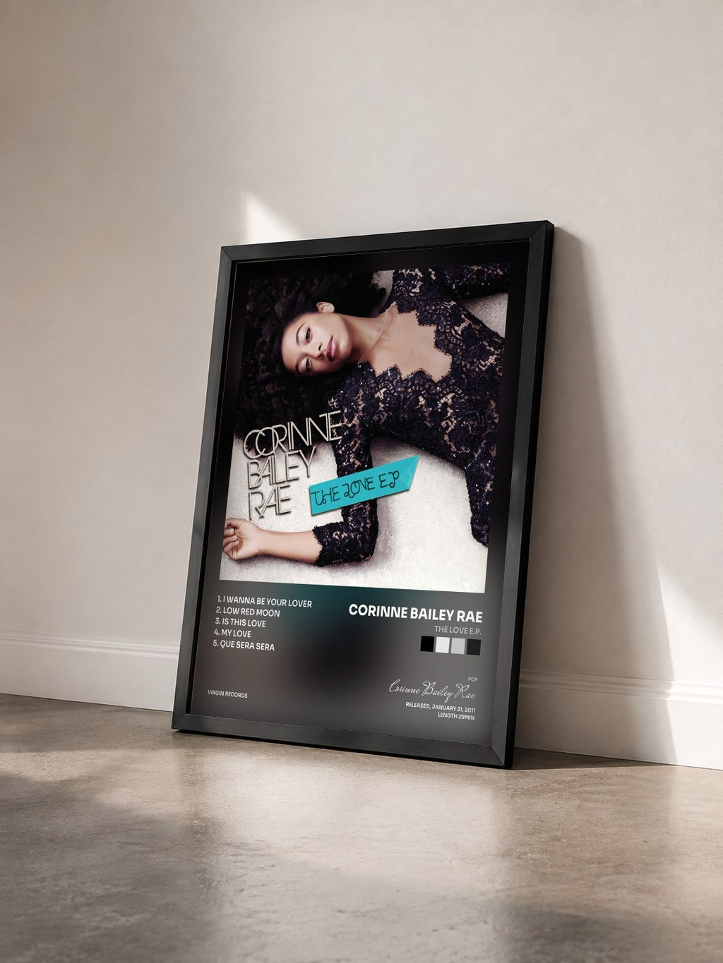 #noir Tableau de l'album The Love E.P. de Corinne Bailey Rae vu de trois quarts, cadre noir