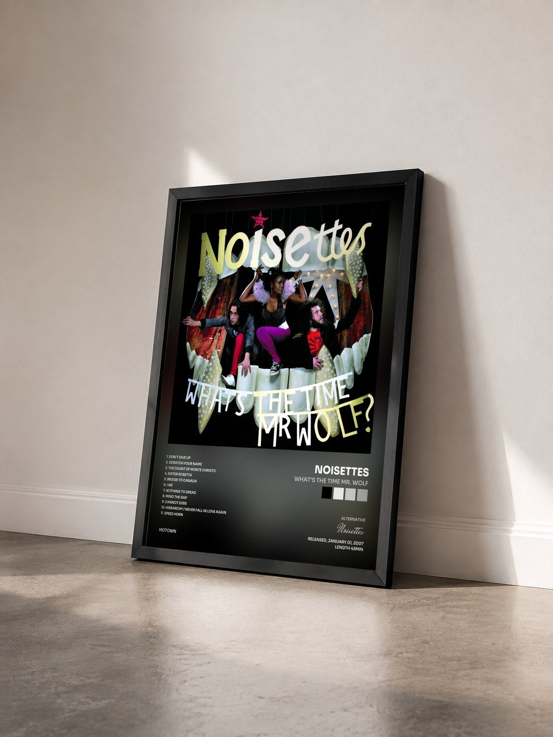 #noir Tableau de l'album What's The Time Mr. Wolf de Noisettes vu de trois quarts, cadre noir