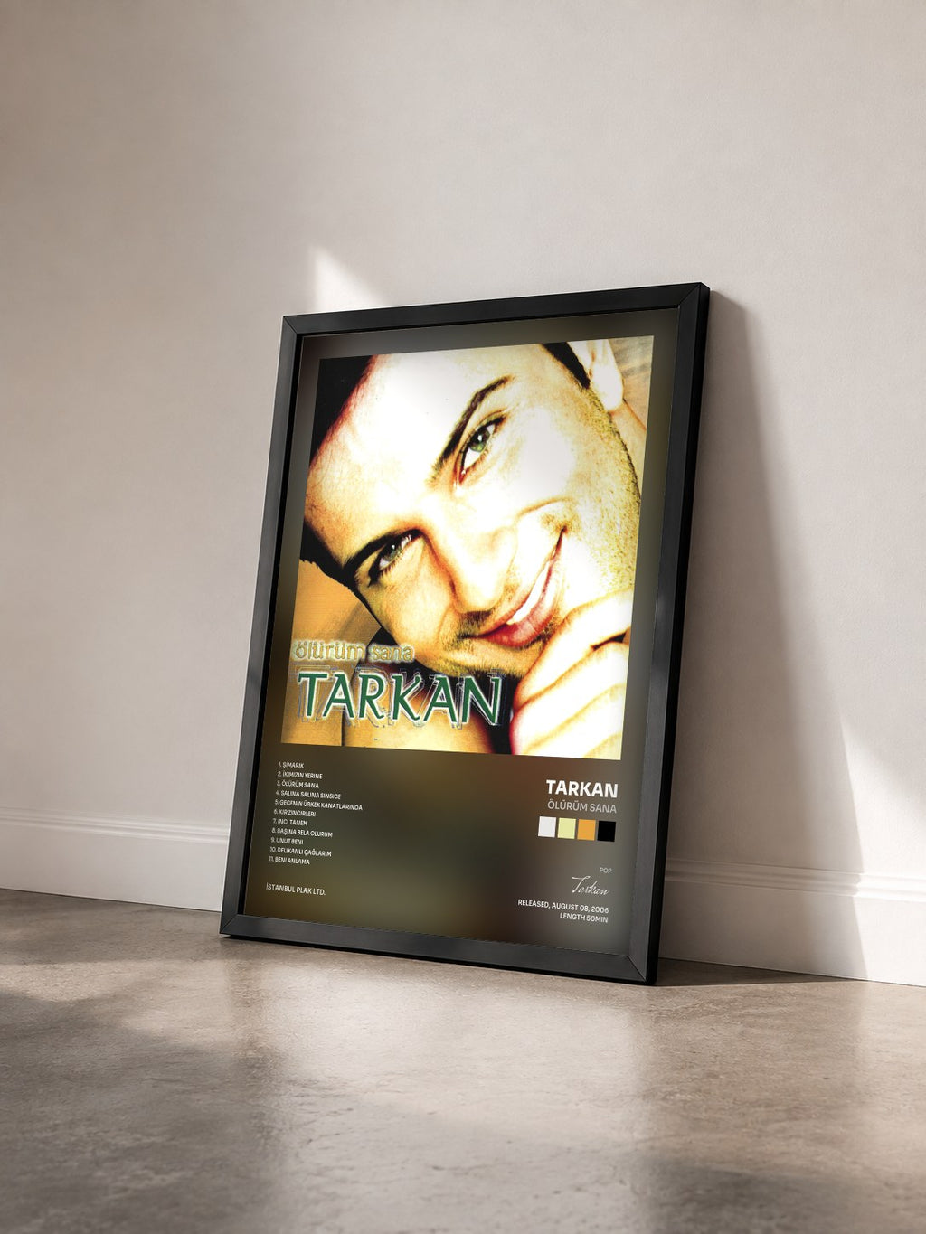 #noir Tableau de l'album Ölürüm Sana de Tarkan vu de trois quarts, cadre noir