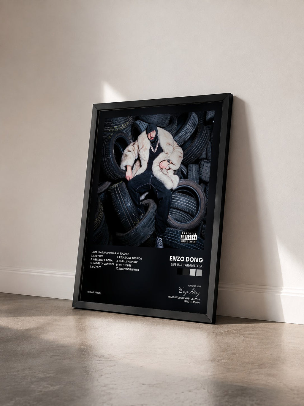 #noir Tableau de l'album Life Is A Tarantella de Enzo Dong vu de trois quarts, cadre noir