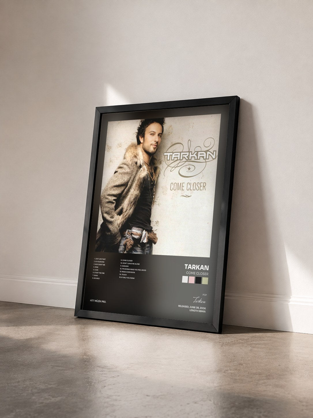 #noir Tableau de l'album Come Closer de Tarkan vu de trois quarts, cadre noir