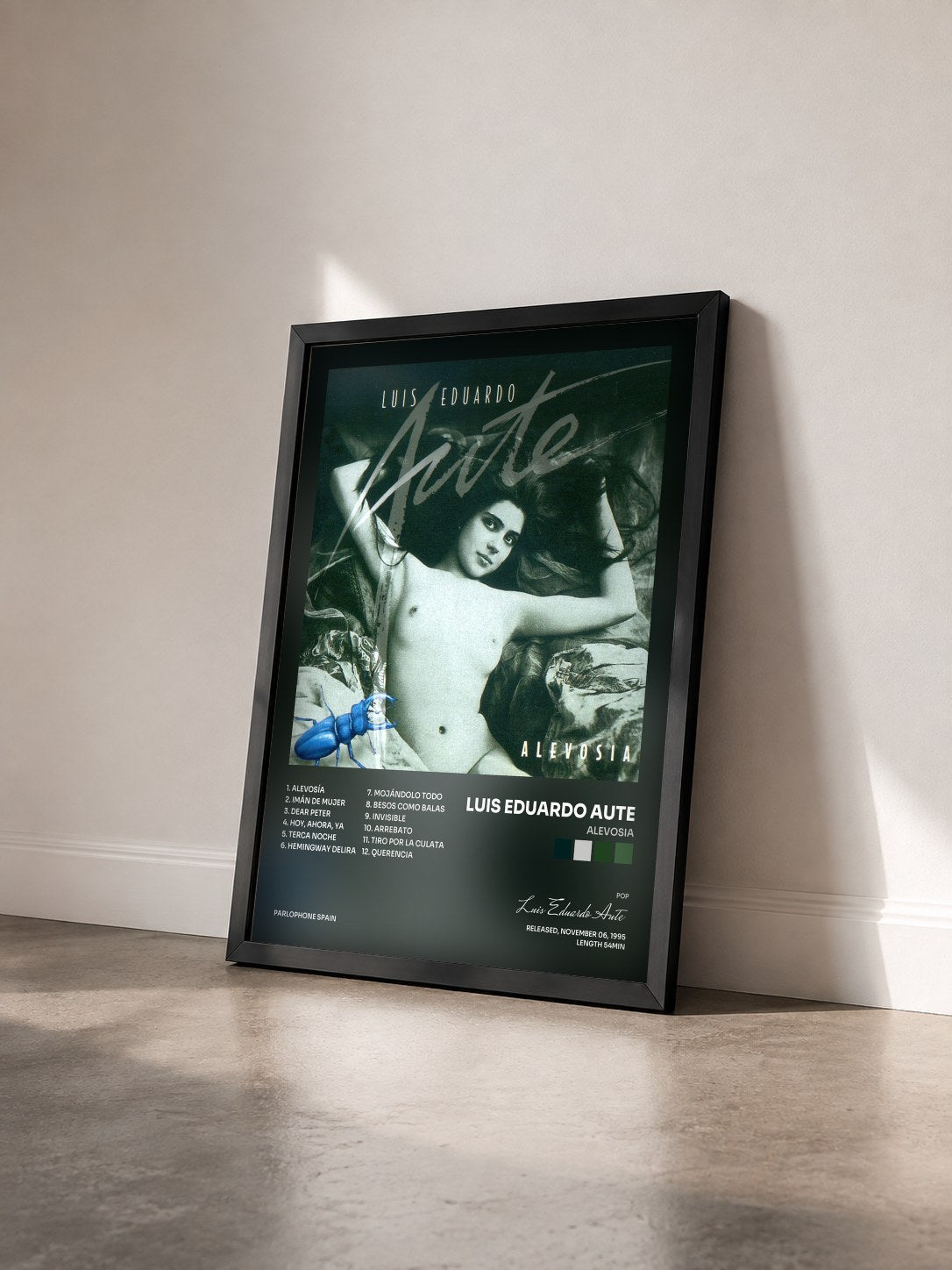 #noir Tableau de l'album Alevosia de Luis Eduardo Aute vu de trois quarts, cadre noir