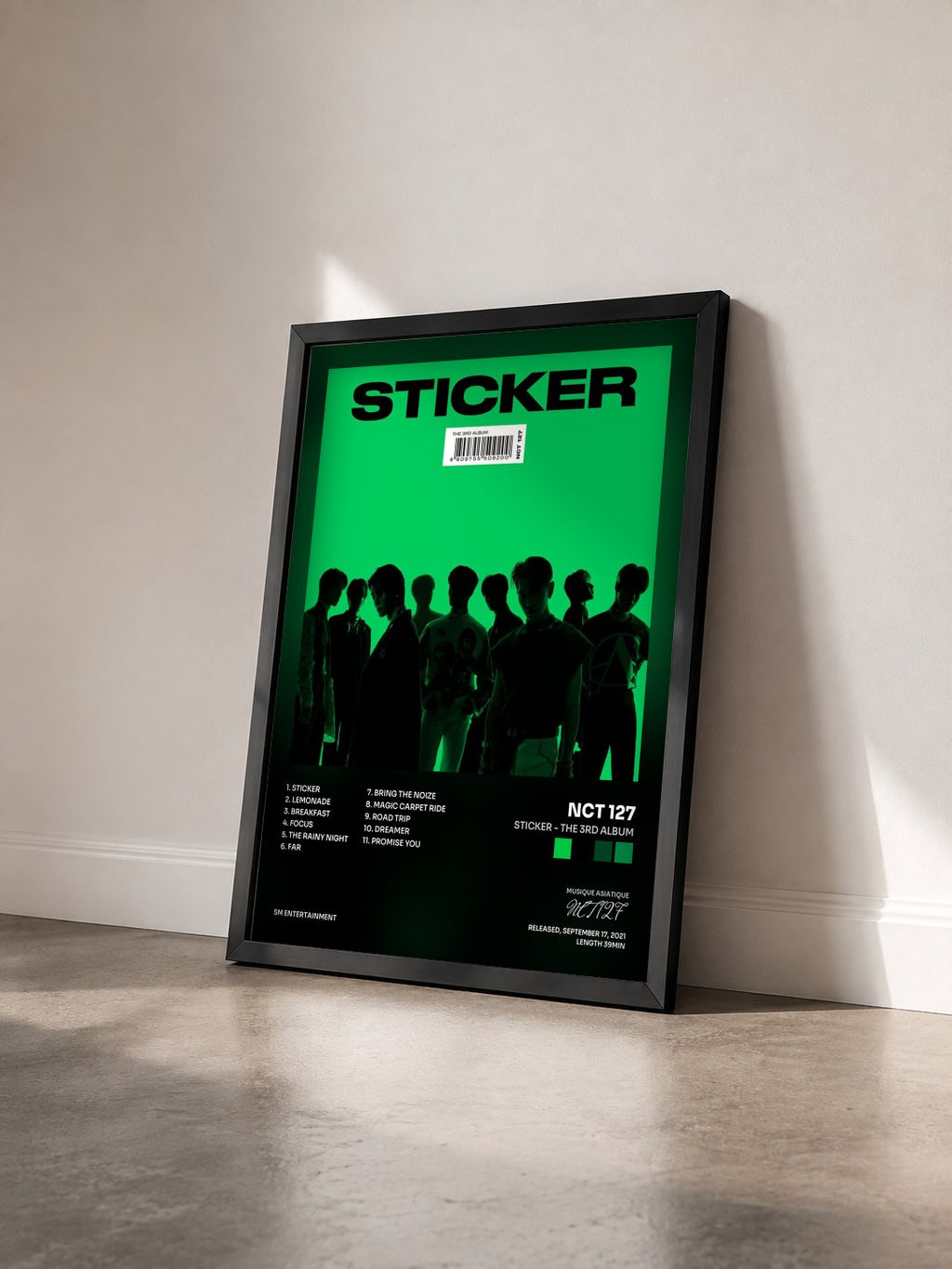 #noir Tableau de l'album Sticker - The 3rd Album de NCT 127 vu de trois quarts, cadre noir