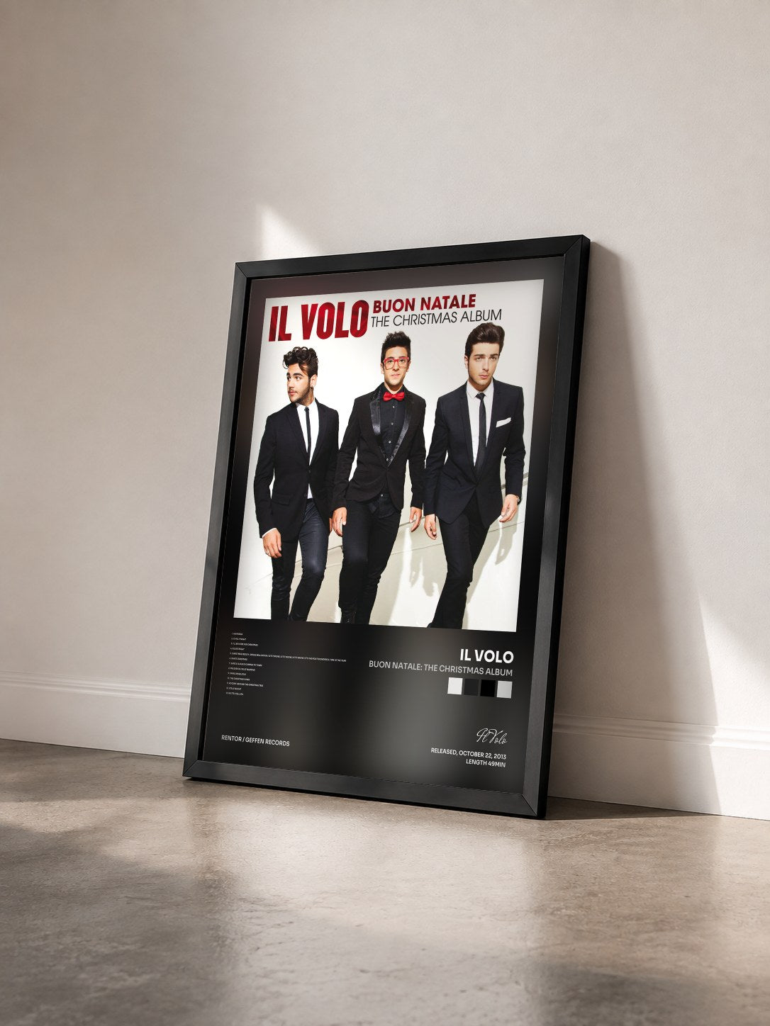 #noir Tableau de l'album Buon Natale: The Christmas Album de Il Volo vu de trois quarts, cadre noir