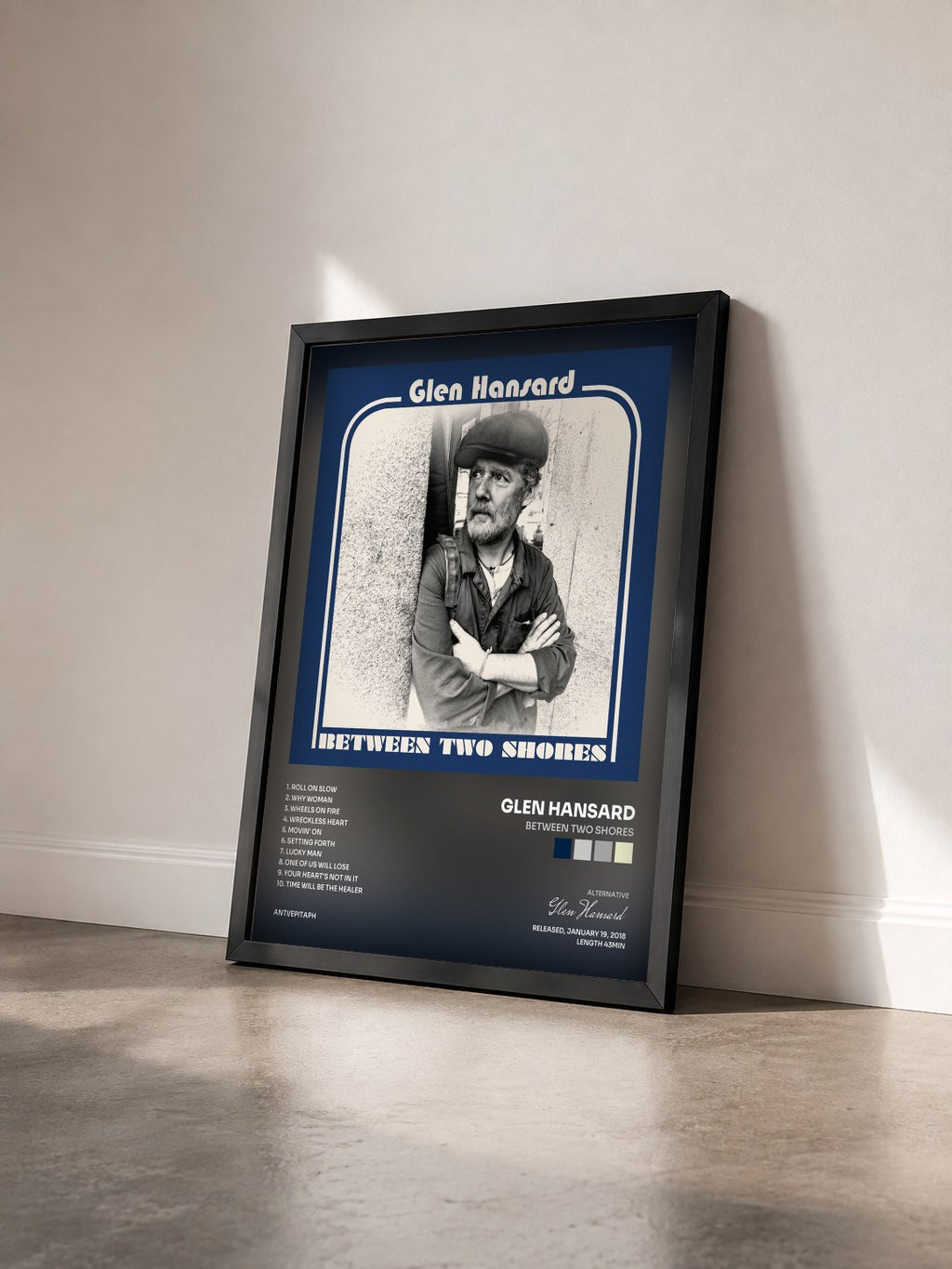 #noir Tableau de l'album Between Two Shores de Glen Hansard vu de trois quarts, cadre noir