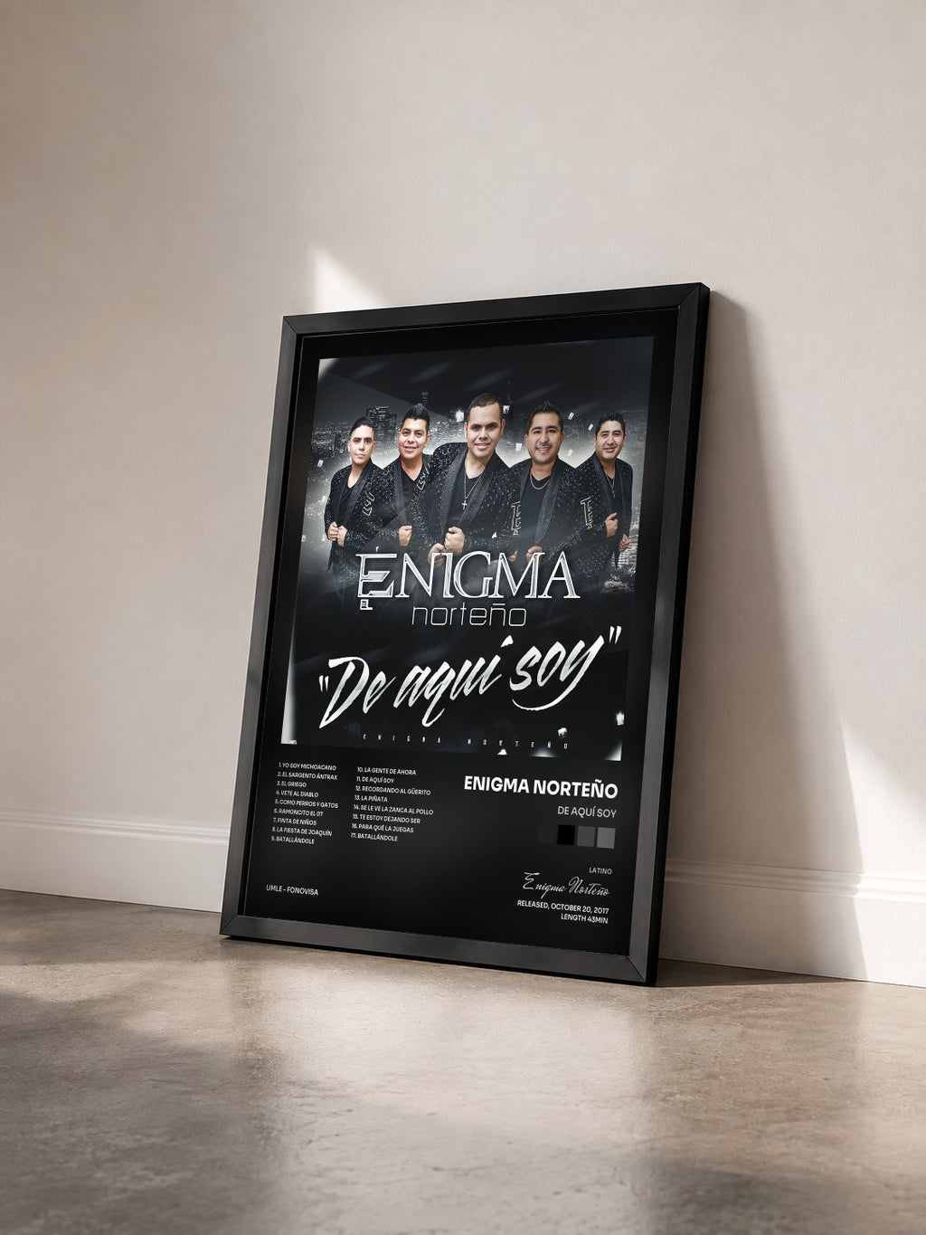 #noir Tableau de l'album De Aquí Soy de Enigma Norteño vu de trois quarts, cadre noir