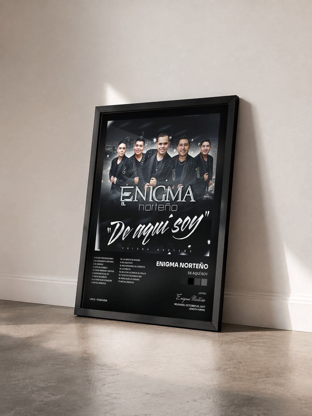 #noir Tableau de l'album De Aquí Soy de Enigma Norteño vu de trois quarts, cadre noir