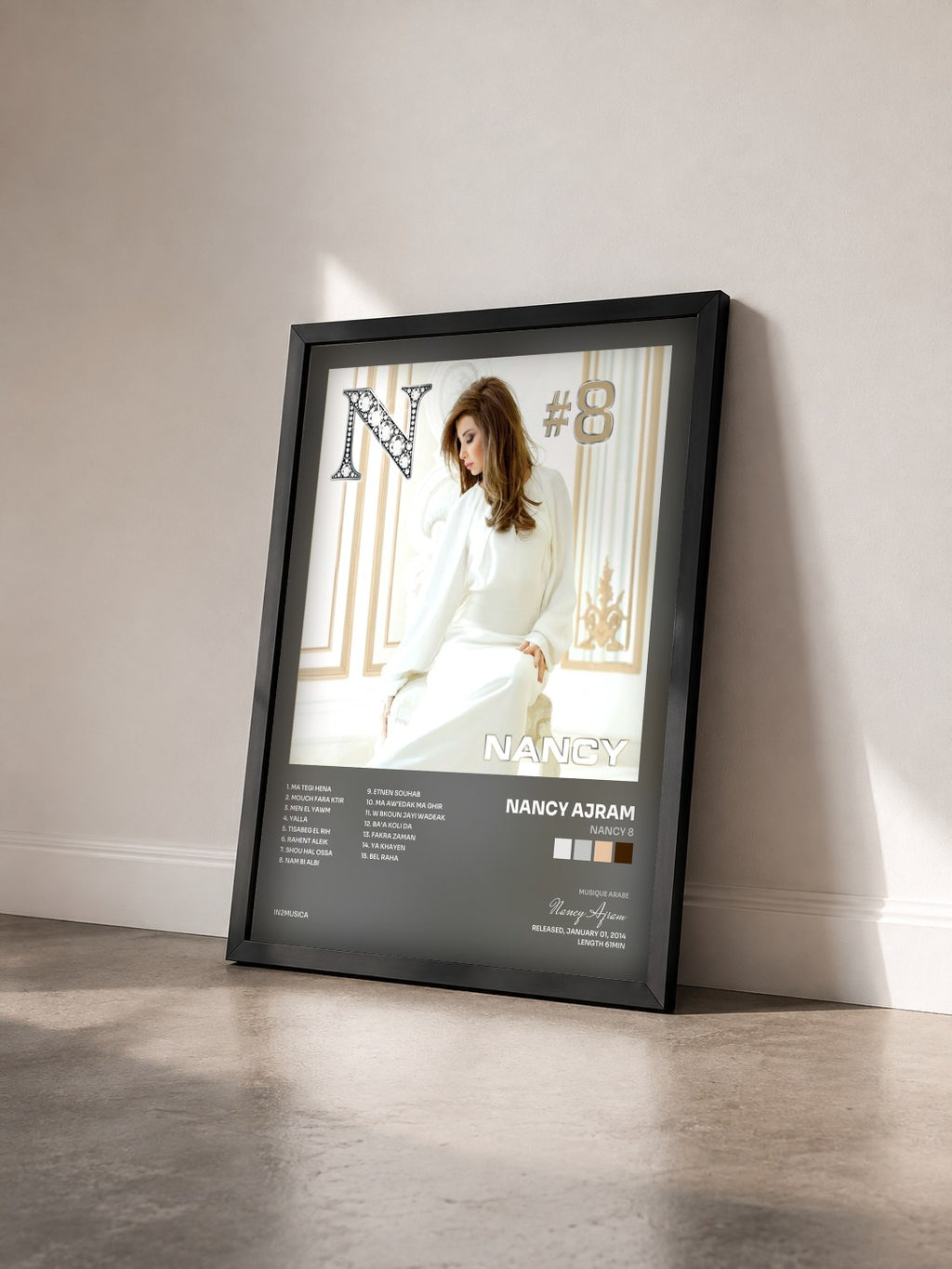 #noir Tableau de l'album Nancy 8 de Nancy Ajram vu de trois quarts, cadre noir