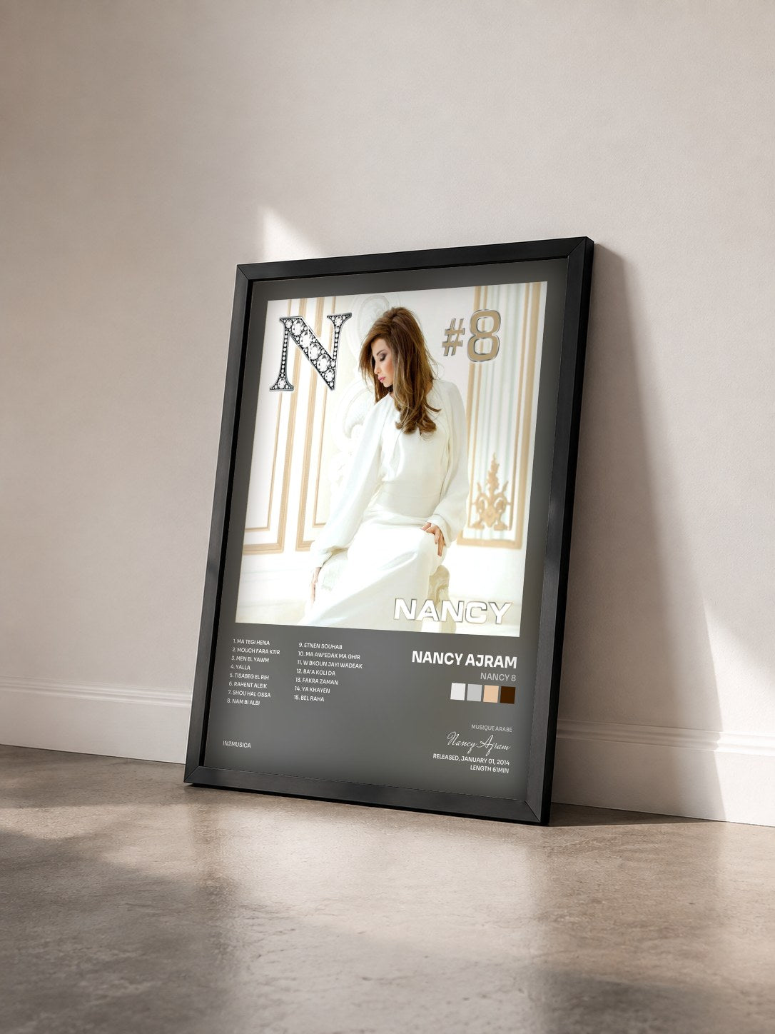 #noir Tableau de l'album Nancy 8 de Nancy Ajram vu de trois quarts, cadre noir