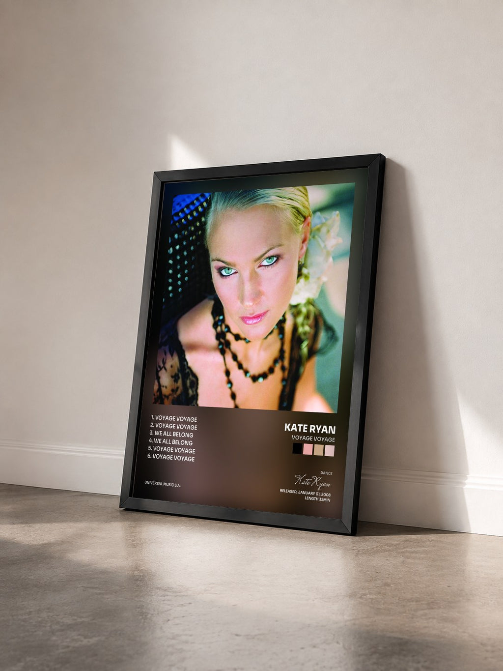 #noir Tableau de l'album Voyage Voyage de Kate Ryan vu de trois quarts, cadre noir