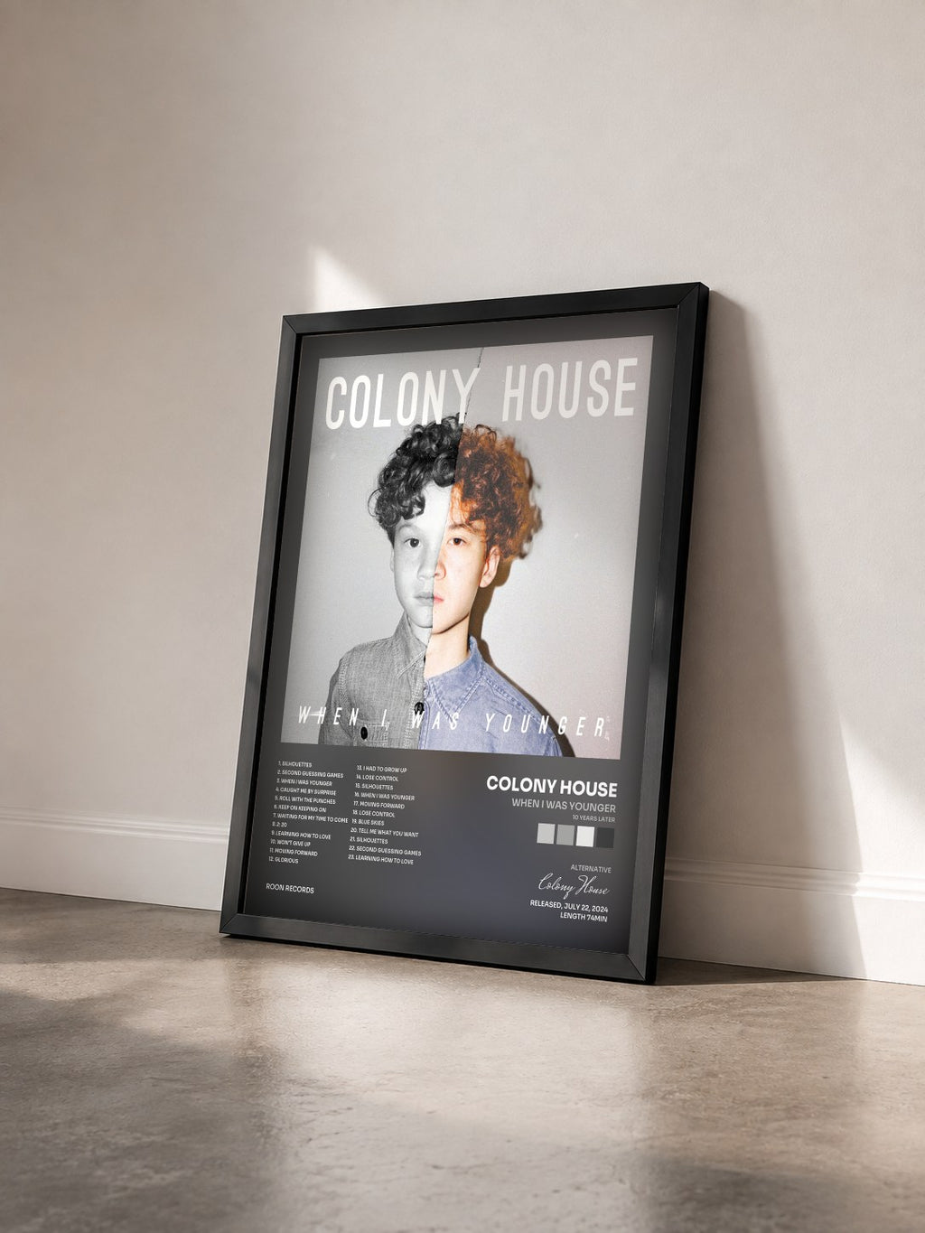 #noir Tableau de l'album When I Was Younger (10 Years Later) de Colony House vu de trois quarts, cadre noir