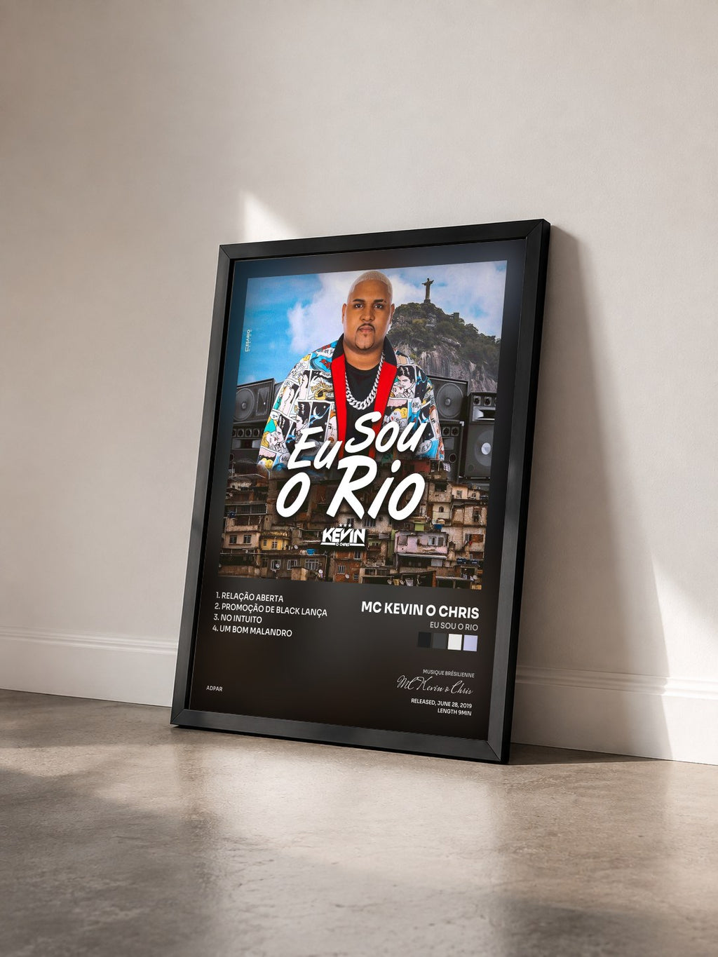 #noir Tableau de l'album Eu Sou o Rio de MC Kevin o Chris vu de trois quarts, cadre noir