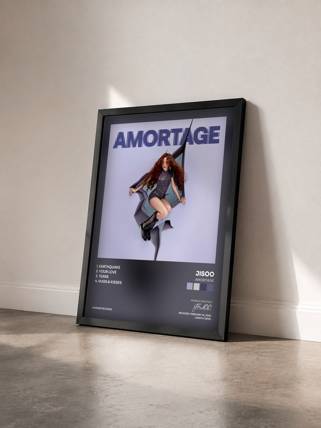 #noir Tableau de l'album AMORTAGE de JISOO vu de trois quarts, cadre noir