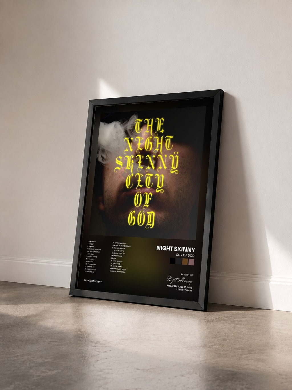 #noir Tableau de l'album City Of God de Night Skinny vu de trois quarts, cadre noir