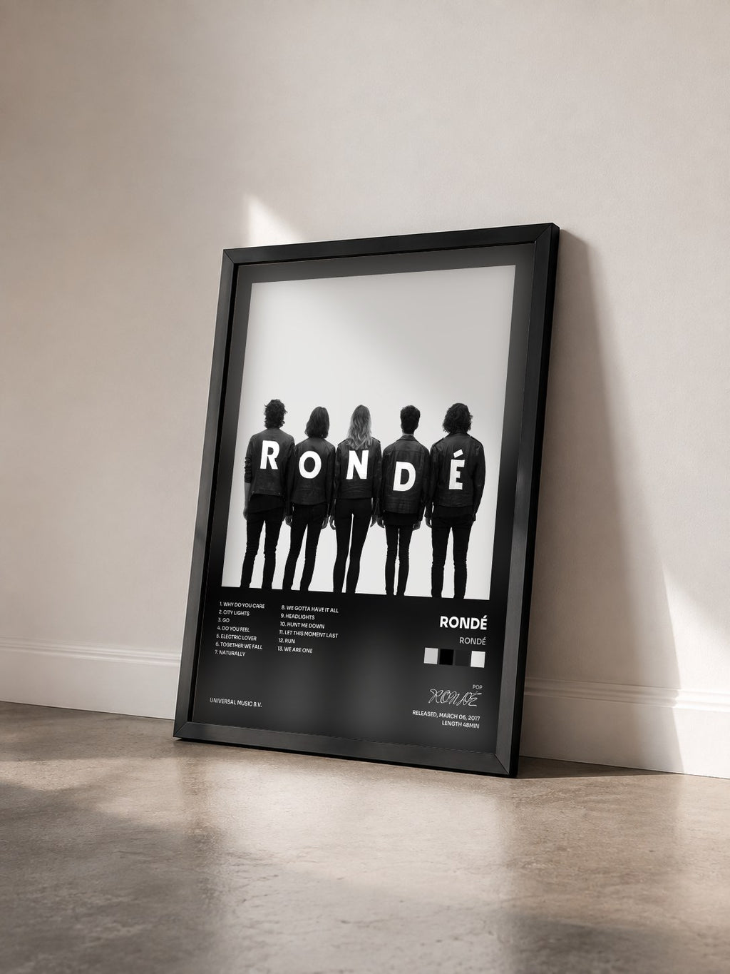 #noir Tableau de l'album RONDÉ de RONDÉ vu de trois quarts, cadre noir