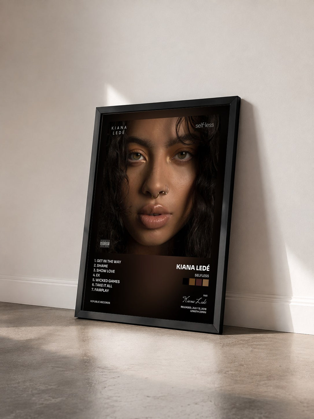 #noir Tableau de l'album Selfless de Kiana Ledé vu de trois quarts, cadre noir