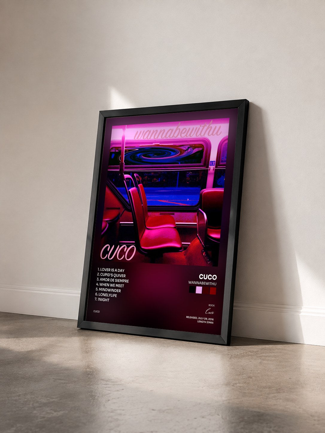 #noir Tableau de l'album wannabewithu de Cuco vu de trois quarts, cadre noir